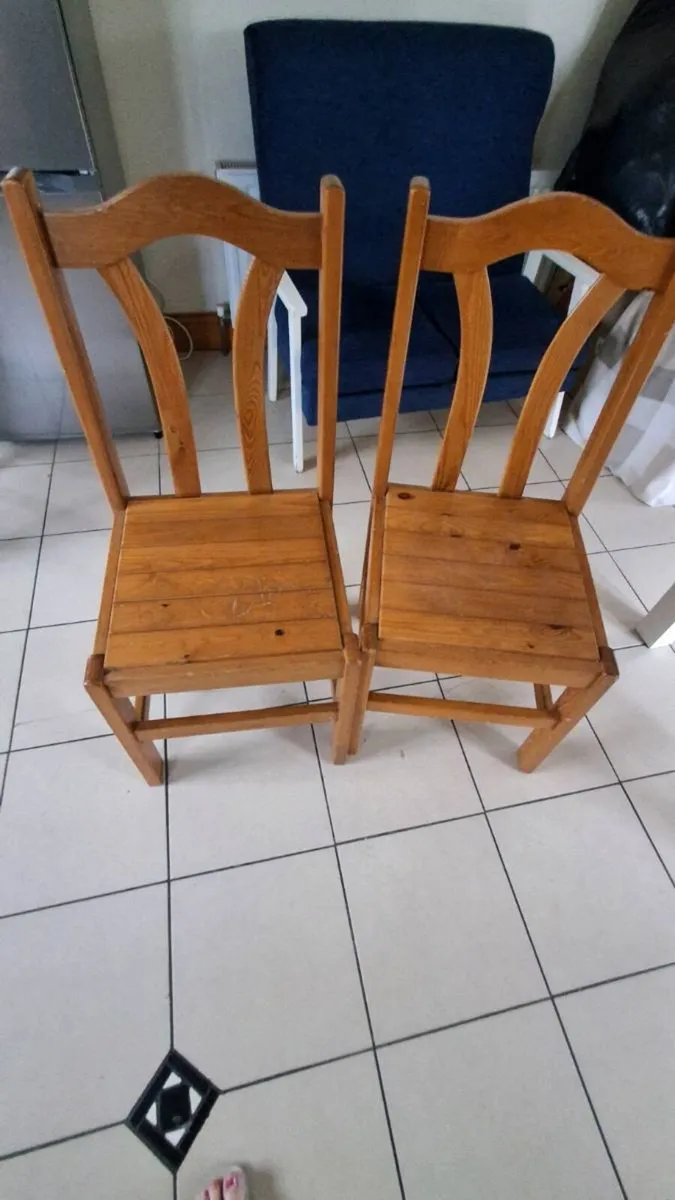 4 wooden kitchen chairs - Image 1