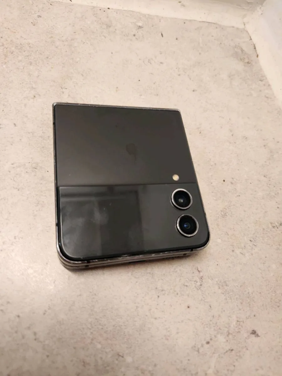Samsung Galaxy Z Flip4 5G, SM-F721B - Image 2