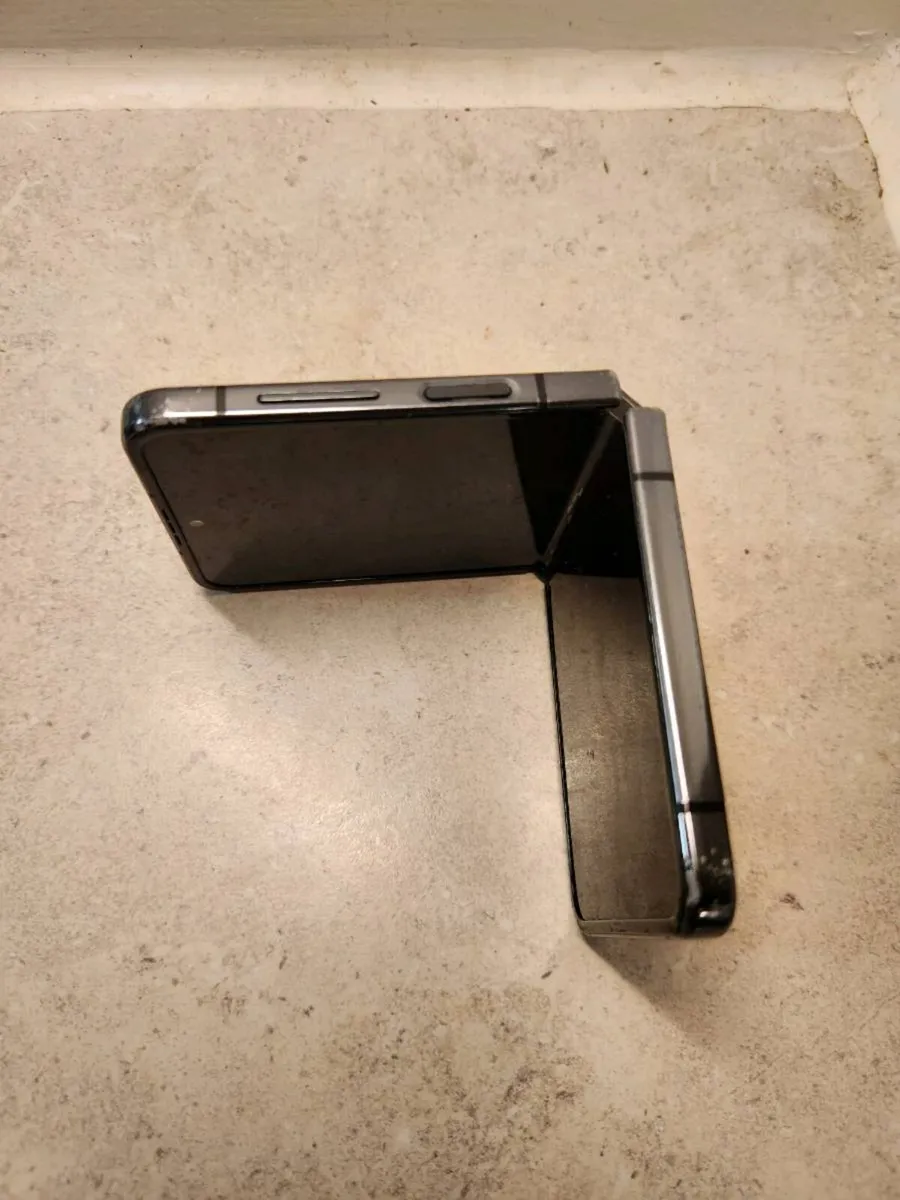 Samsung Galaxy Z Flip4 5G, SM-F721B - Image 3