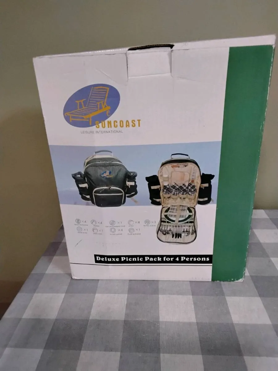 Deluxe Picnic Backpack for 4 People - Image 1