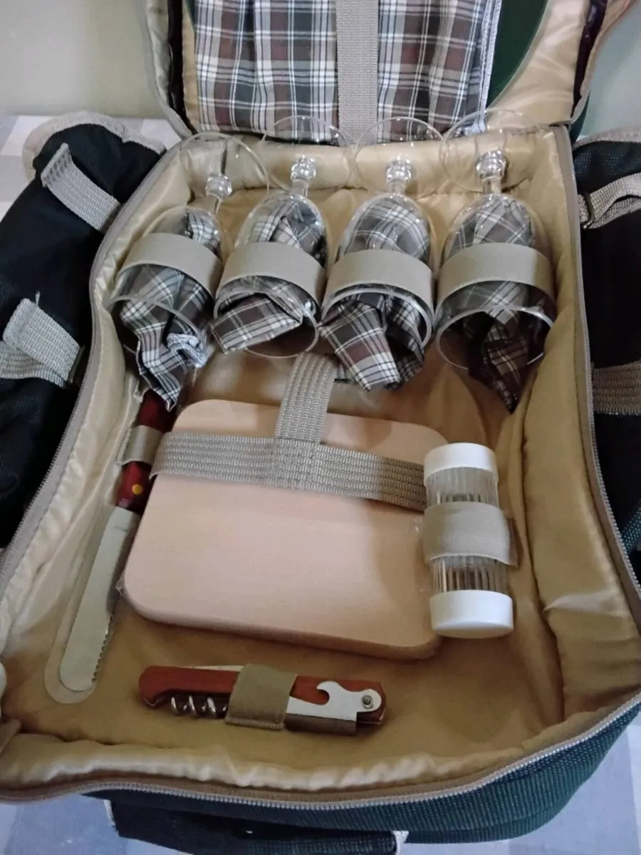 Deluxe Picnic Backpack for 4 People - Image 3
