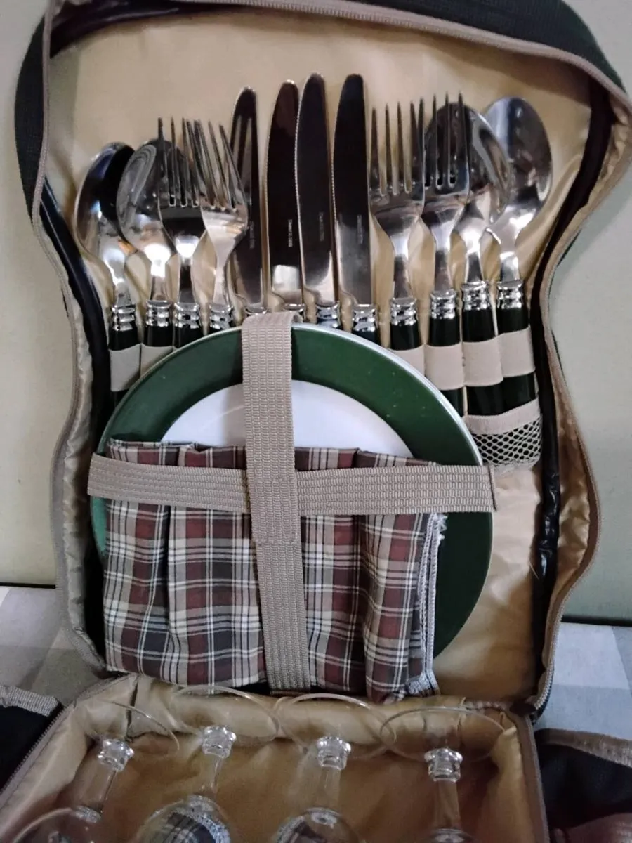 Deluxe Picnic Backpack for 4 People - Image 4