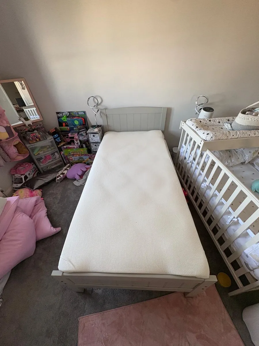Single bed used handful of times - Image 1