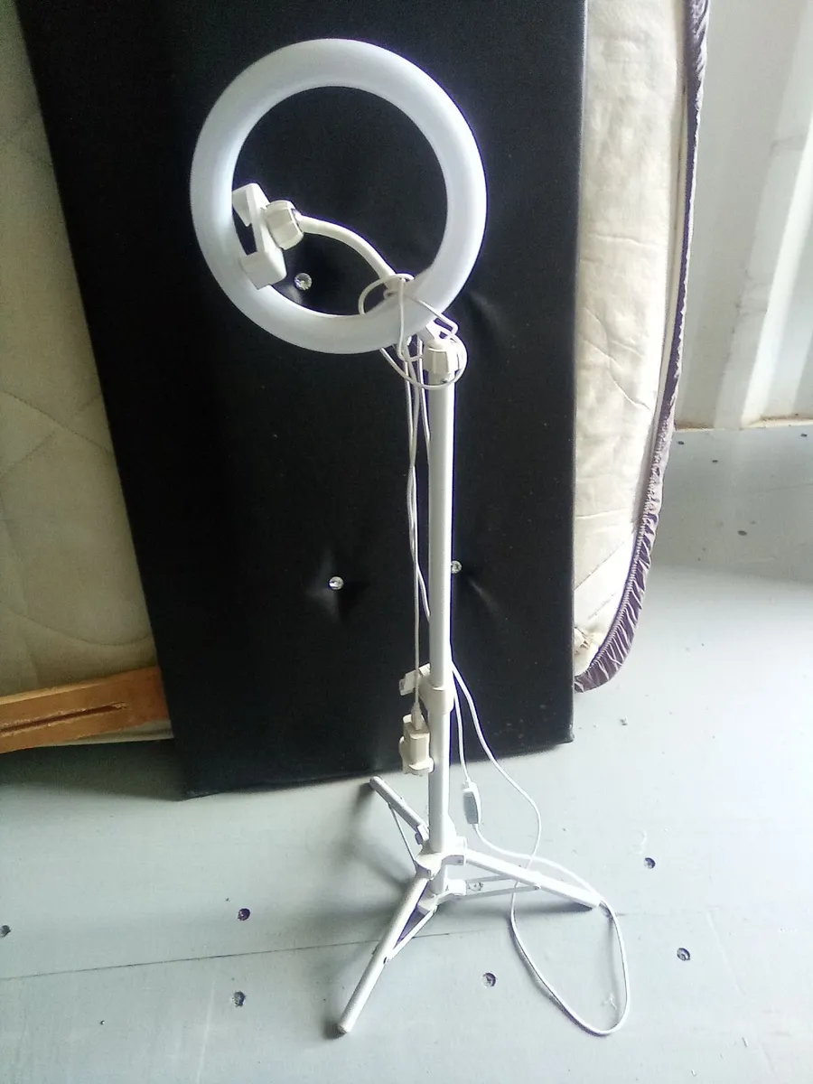 Used vanity and mirror with selfie light - Image 1