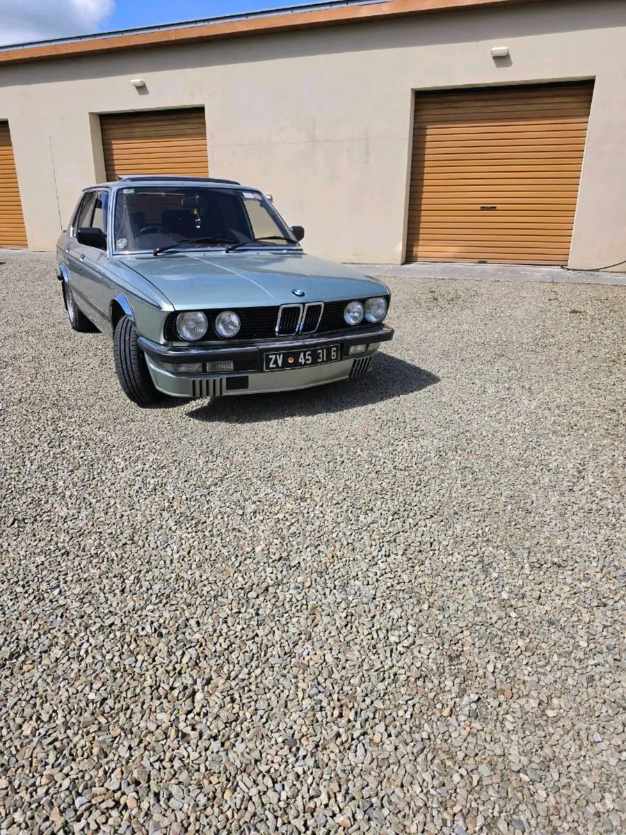 E28 520i - Image 1