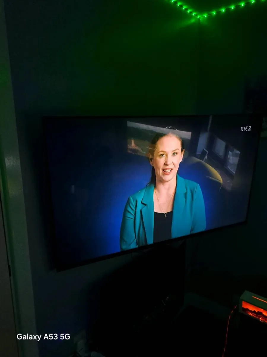55 inch samsung smart tv i year old - Image 4