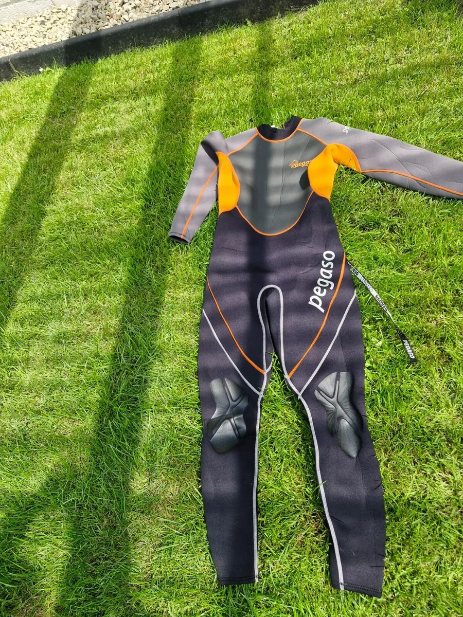 4 x Wetsuits (2 adult, 2 kids) - Image 3