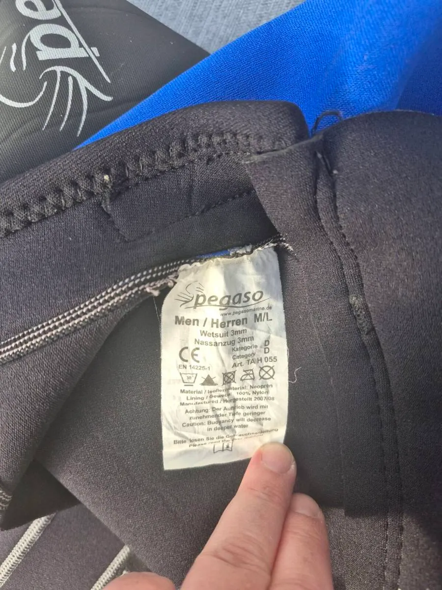 4 x Wetsuits (2 adult, 2 kids) - Image 2