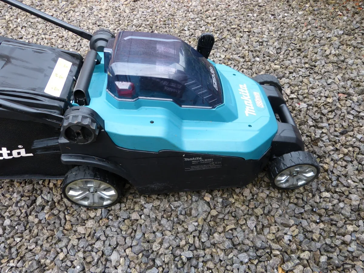 Makita Cordless Lawnmower 2 Batteries and Charger - Image 4