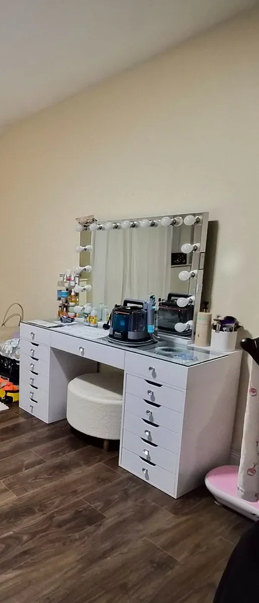 Makeup table - Image 2