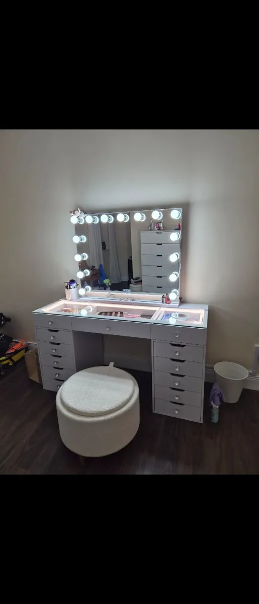 Makeup table - Image 1