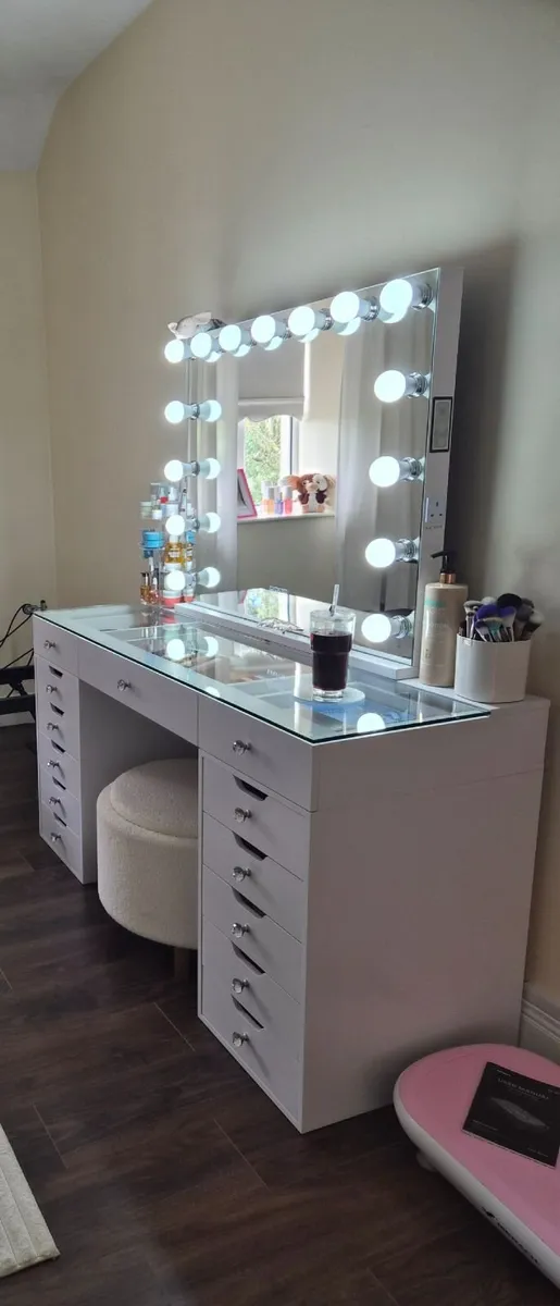 Makeup table - Image 3