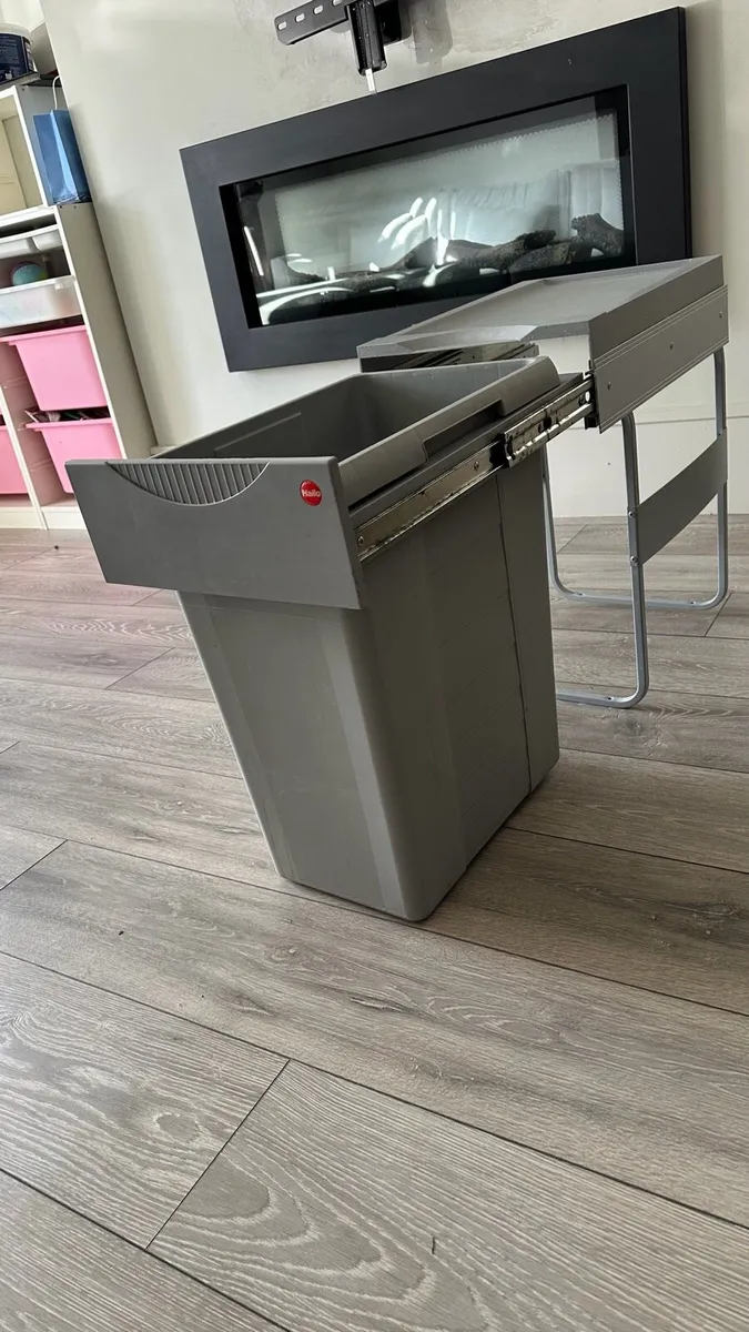 Fitted Hailo Kitchen Bin 40L - Image 3