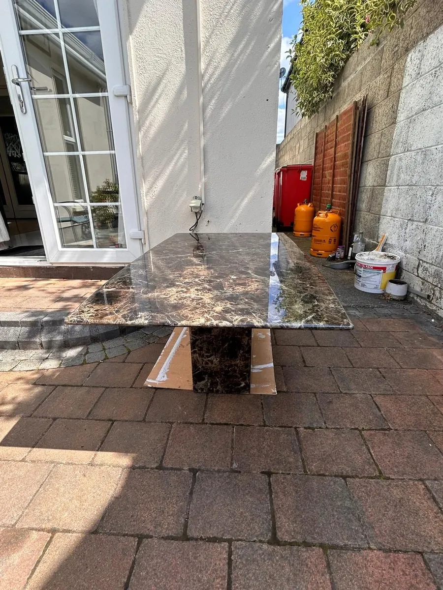 Coffee table. - Image 1
