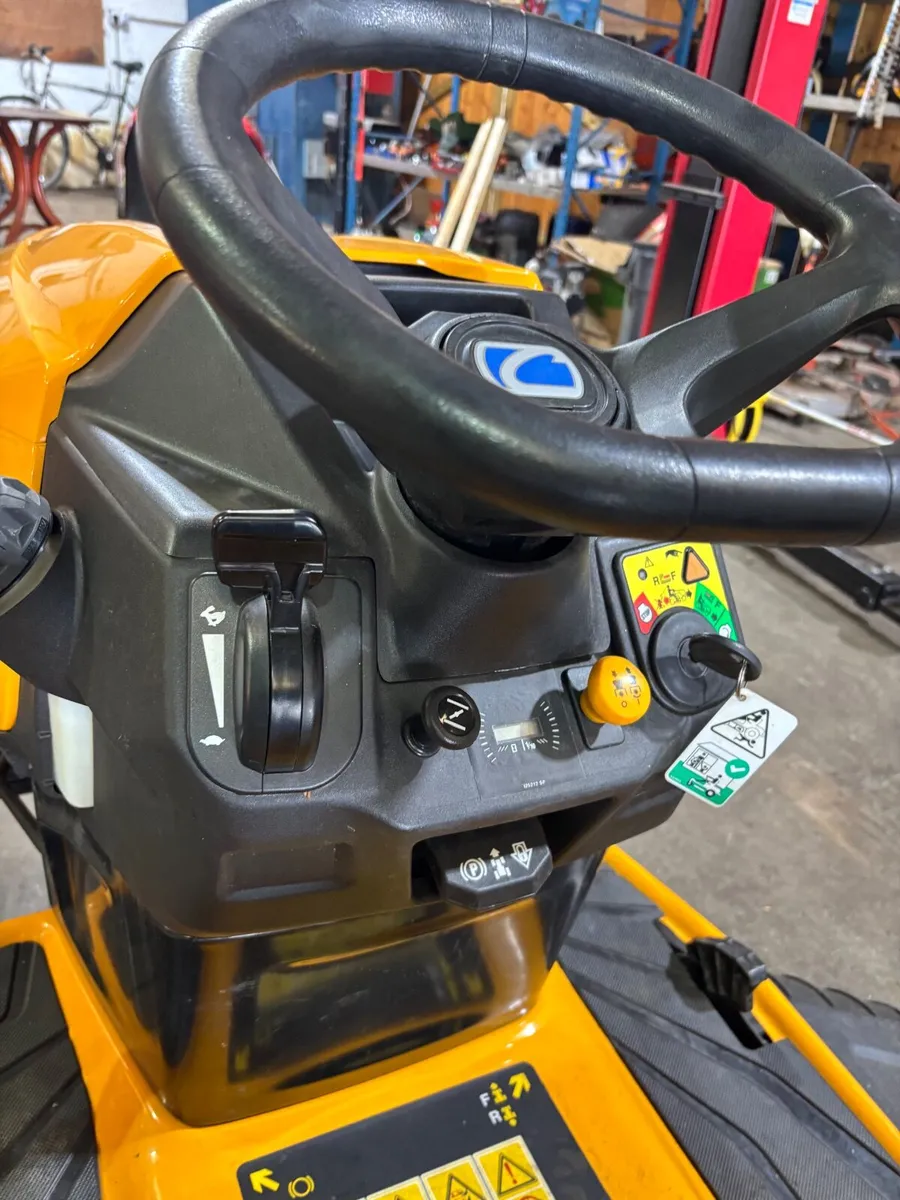 Ride on lawn mower - Image 2