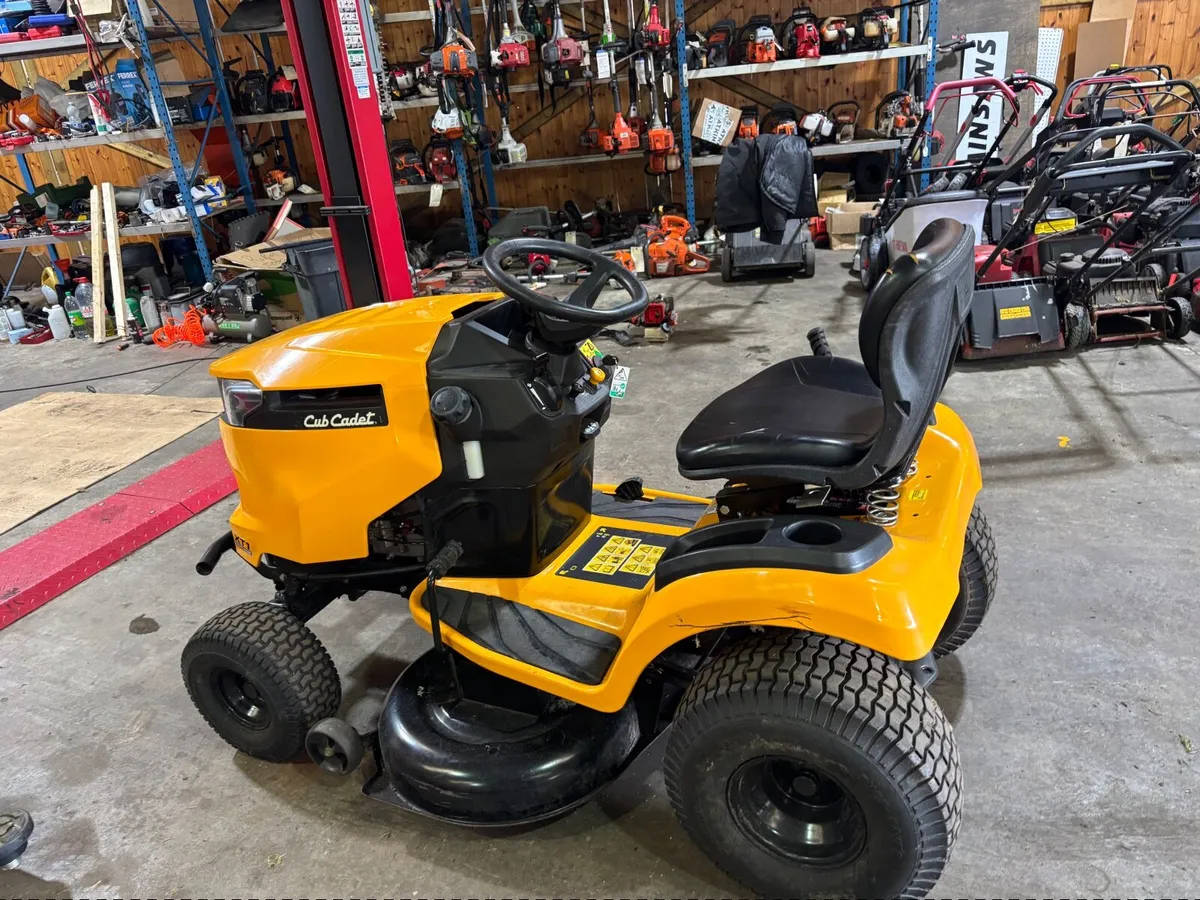 Ride on lawn mower - Image 1