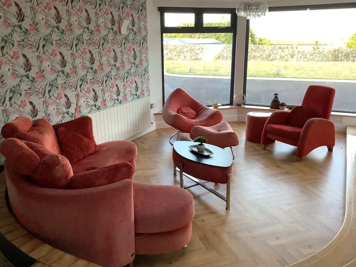 Living room / Sunroom couch and arm chairs red - Image 1