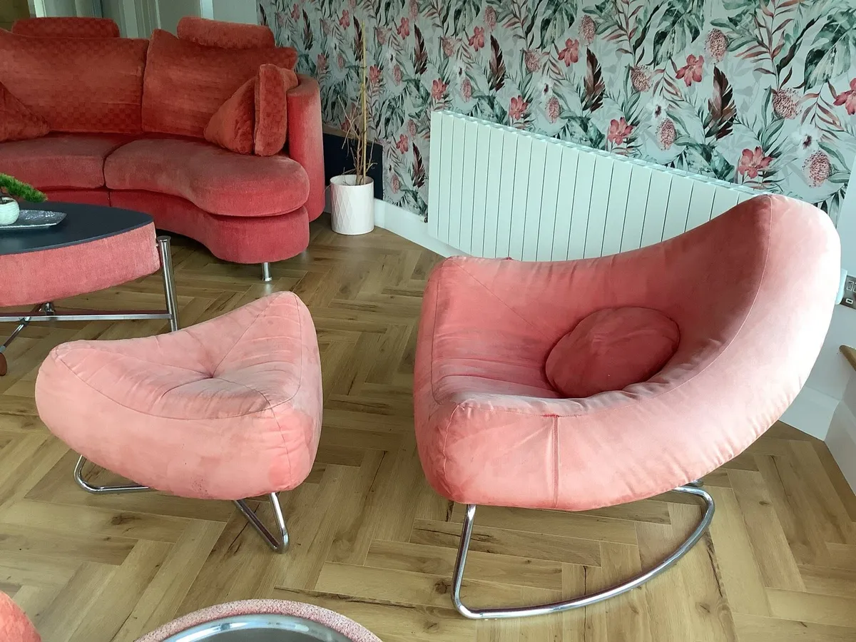 Living room / Sunroom couch and arm chairs red - Image 3