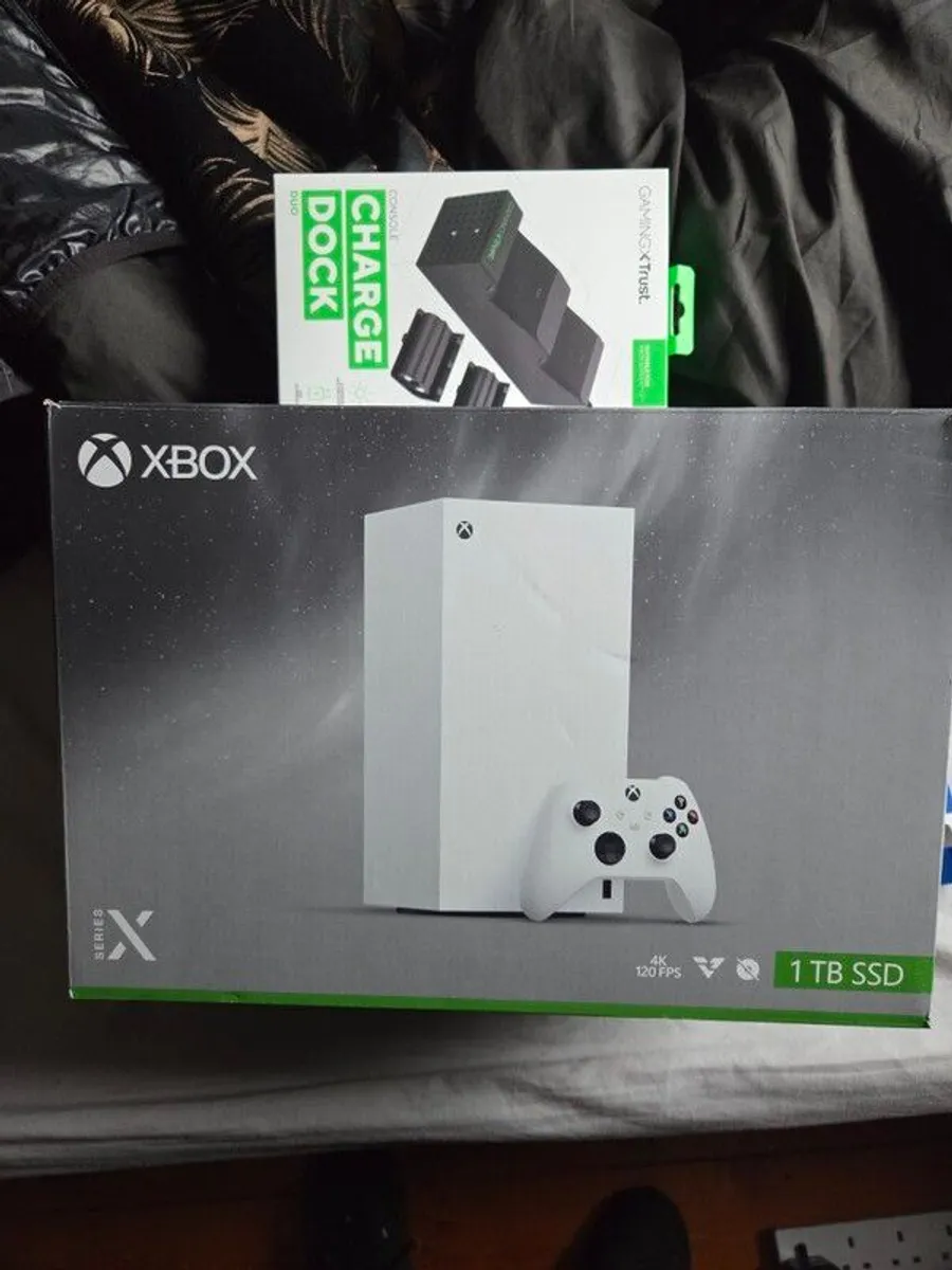 Xbox series x 1 tb and charging station