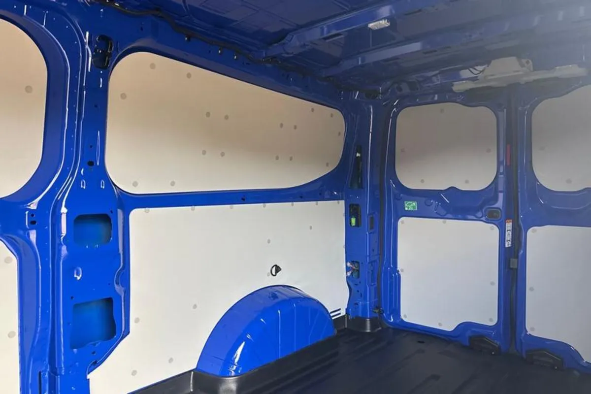 Ford Transit Custom 320 L2  FWD 2.0 EcoBlue 170ps - Image 4