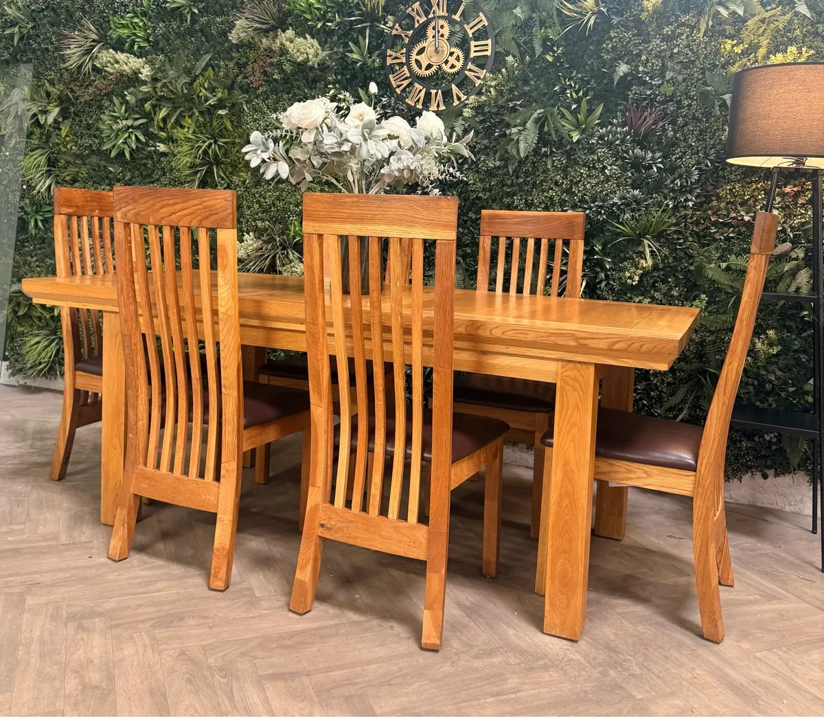 Extending oak kitchen table & 6 chairs - Image 3