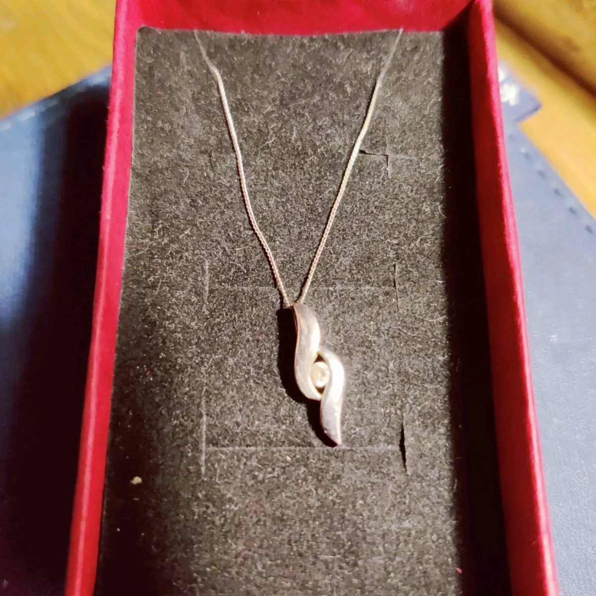 RARE, CELTIC TWIRL, 9CT WHITE Gold 18"New Necklace - Image 1
