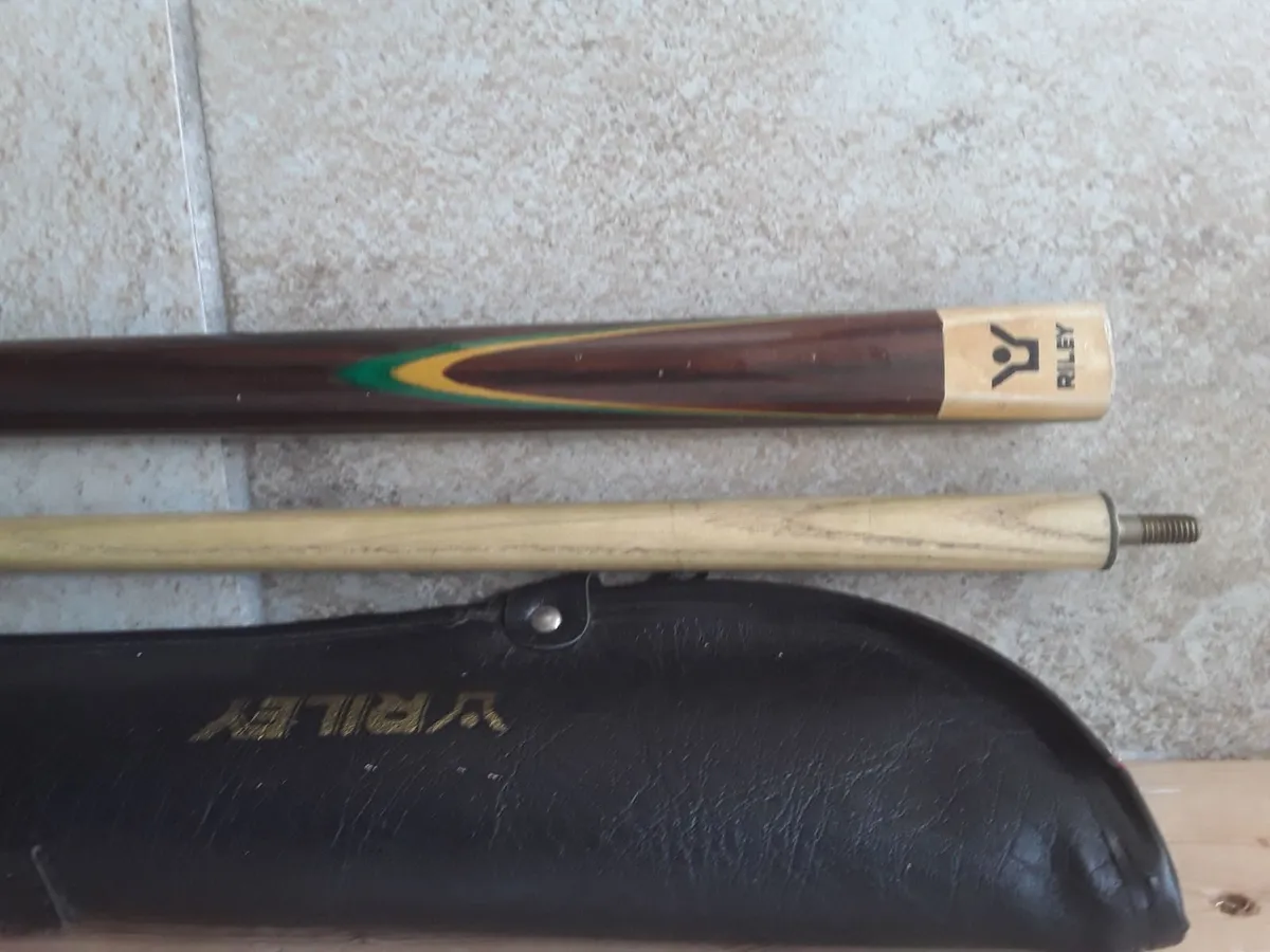 Vintage early 70s Riley 2 piece snooker  cue - Image 1