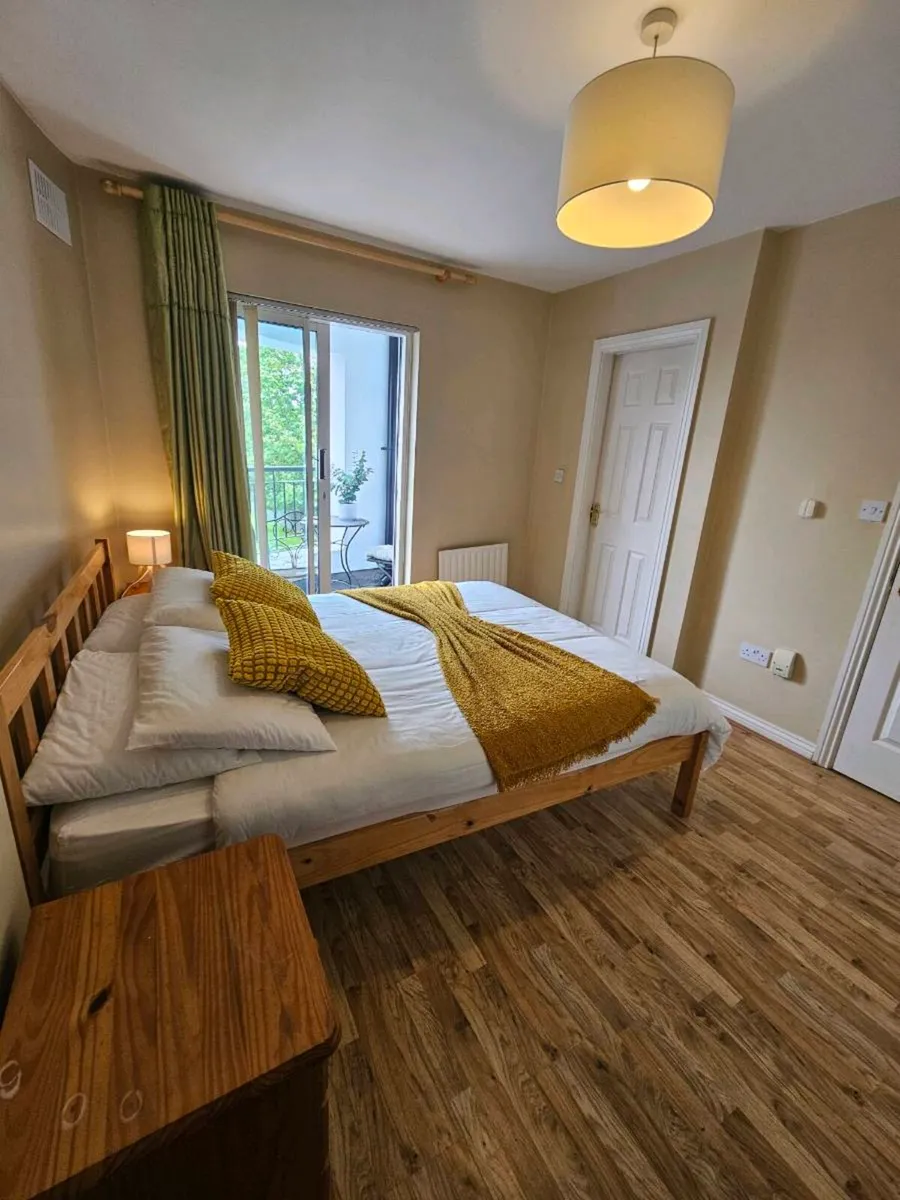The Yellow Bollard 6 Bedroom Holiday Home, Galway - Image 1