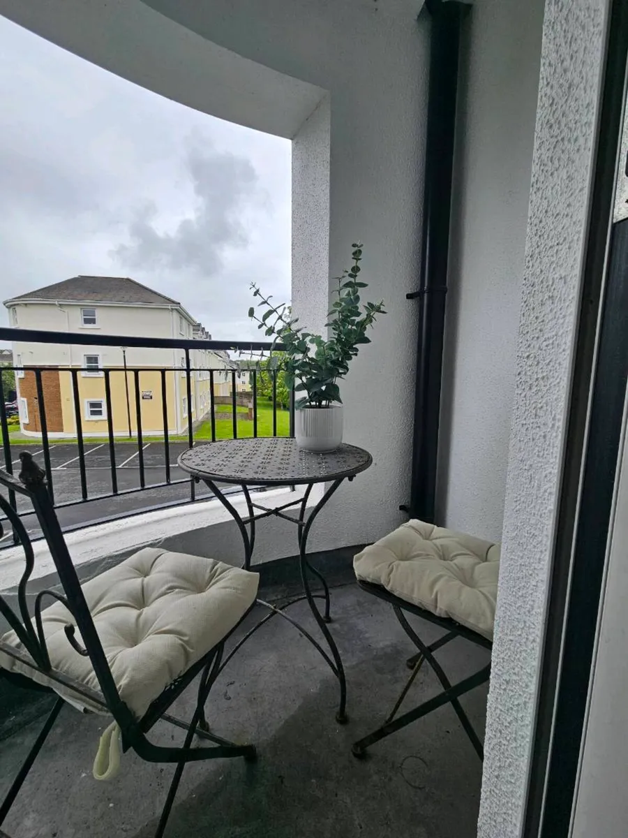 The Yellow Bollard 6 Bedroom Holiday Home, Galway - Image 2