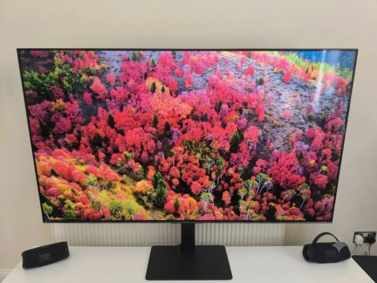As New ! Hisense 65u71NQ 65-inch Mini LED TV - Image 2
