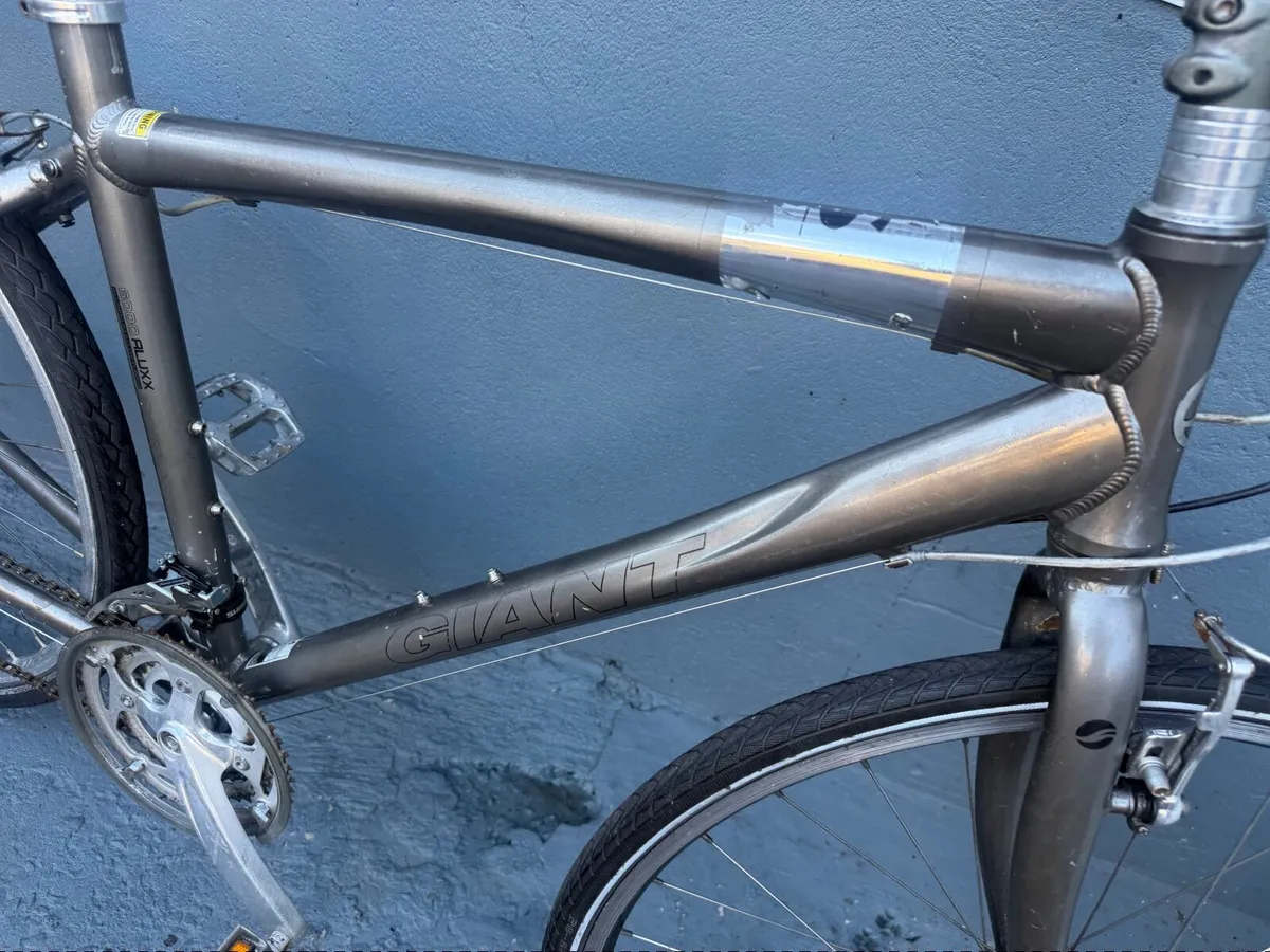 Giant hybrid bike❗️Open 7 days of the week ❗️ - Image 3