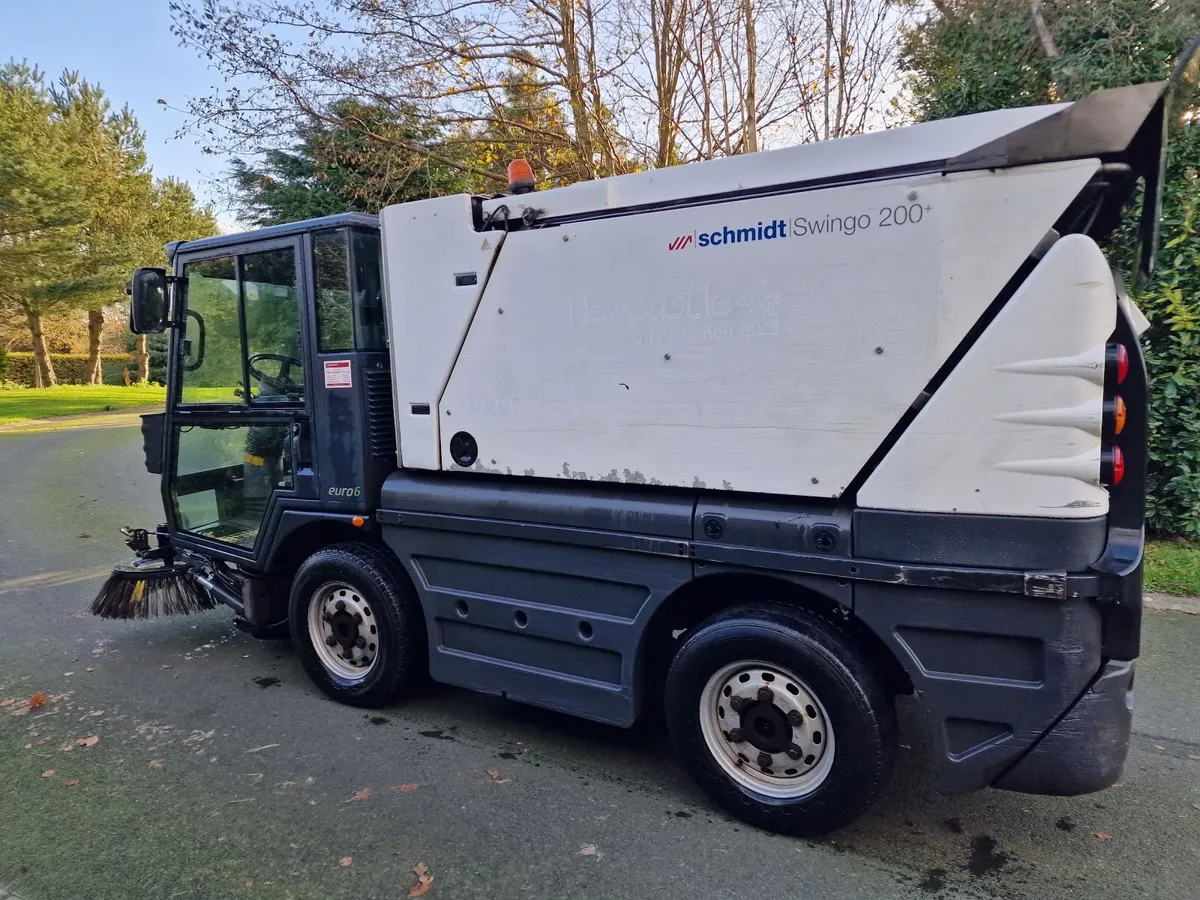 Schmidt Swingo 200+ Road Sweeper Roadsweeper - Image 4