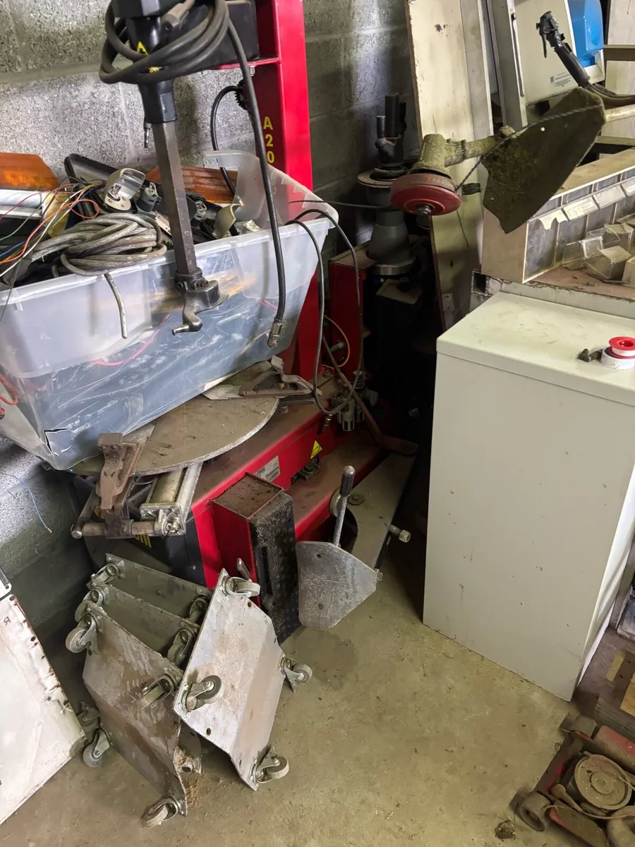 Contents of a mobile tyre fitting van - Image 1