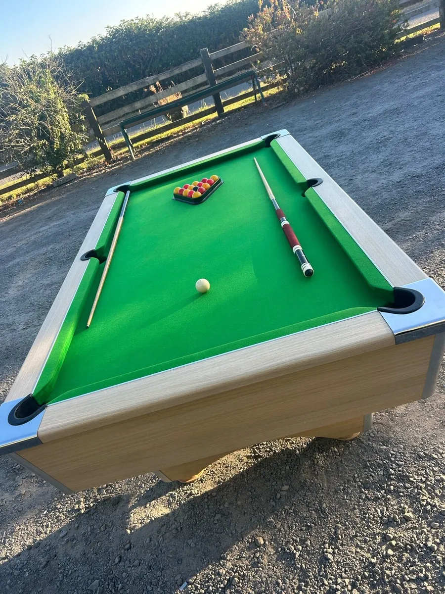 Pool table - Image 1