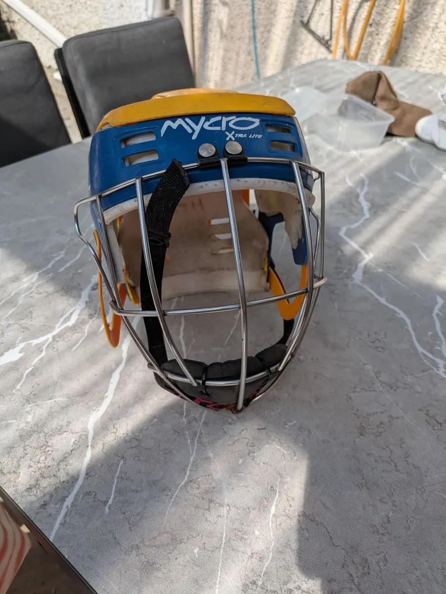 Hurling helmet - Image 1