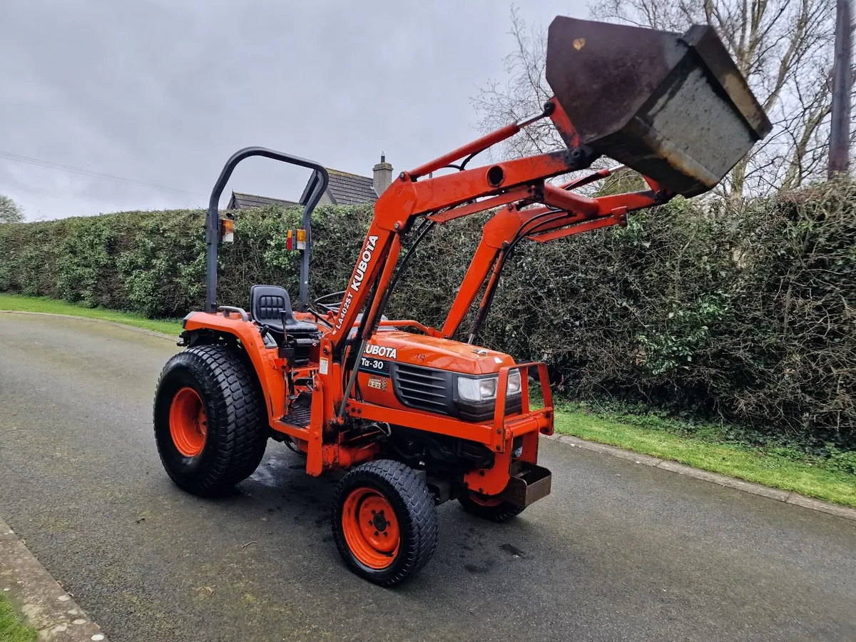 Kubota ST30 Compact Tractor with Loader - Image 3