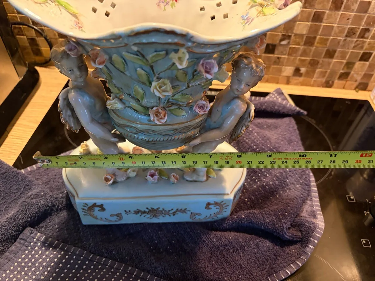 Porcelain jardiniere in the style of Meissen - Image 4