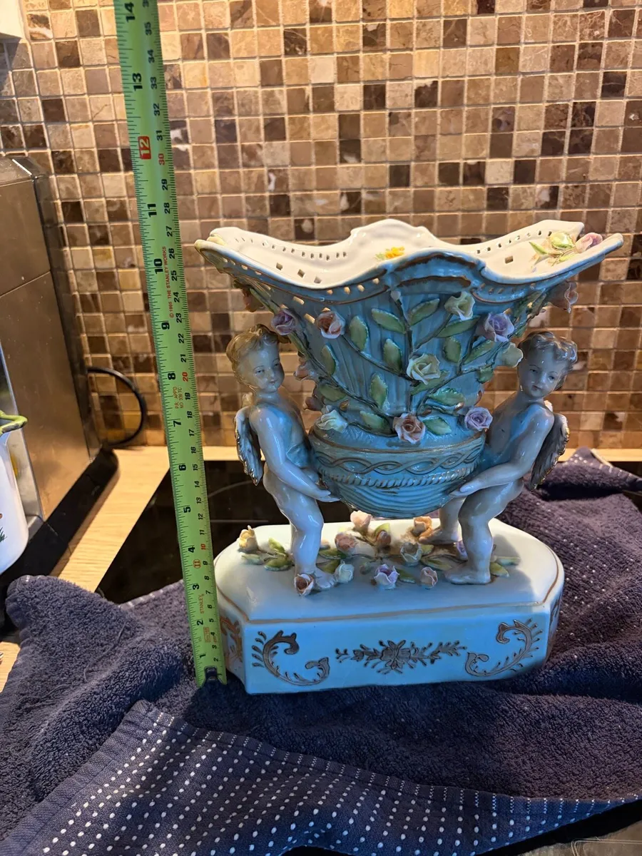 Porcelain jardiniere in the style of Meissen - Image 2