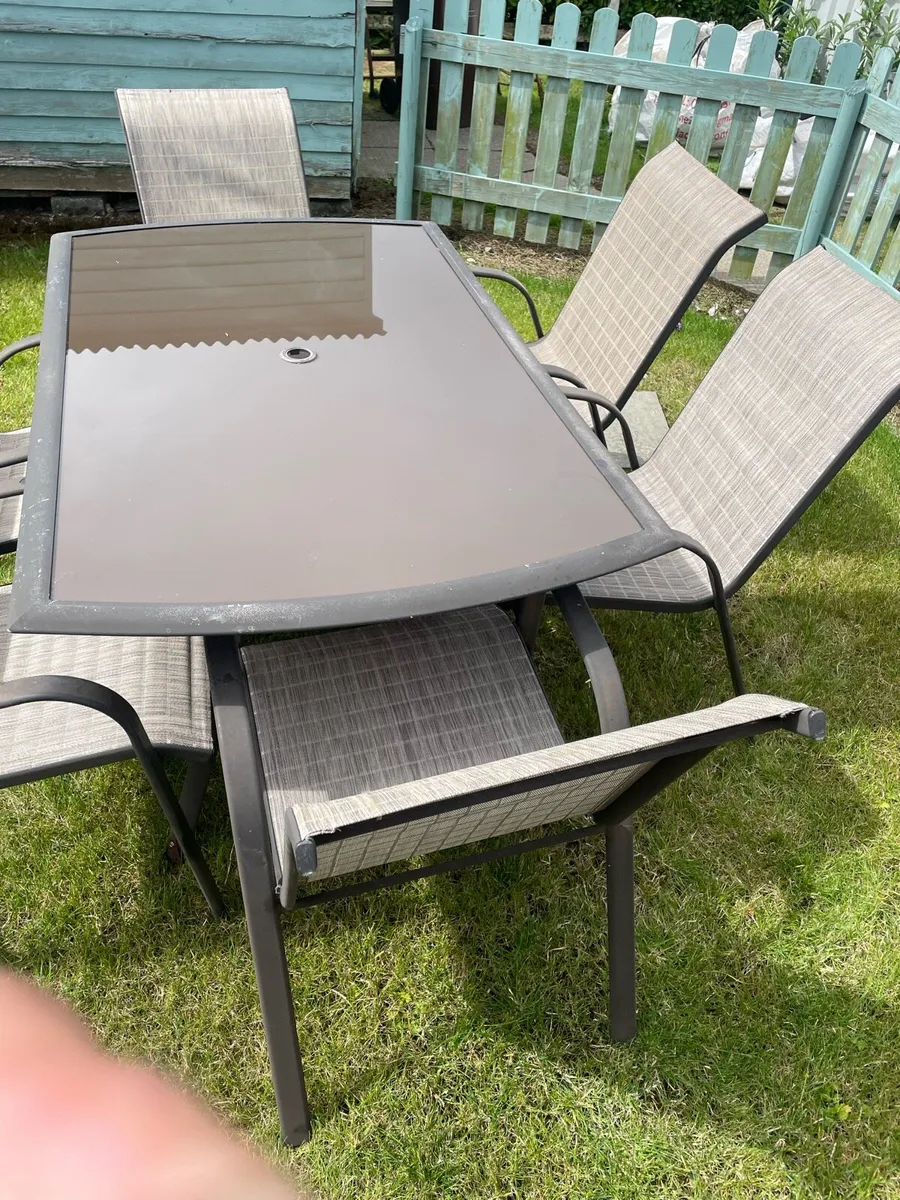 Outdoor table and chairs - Image 1