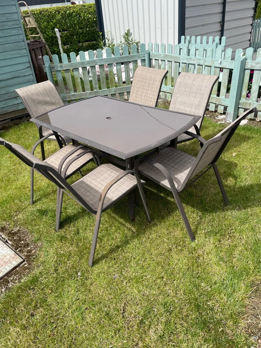 Outdoor table and chairs - Image 2