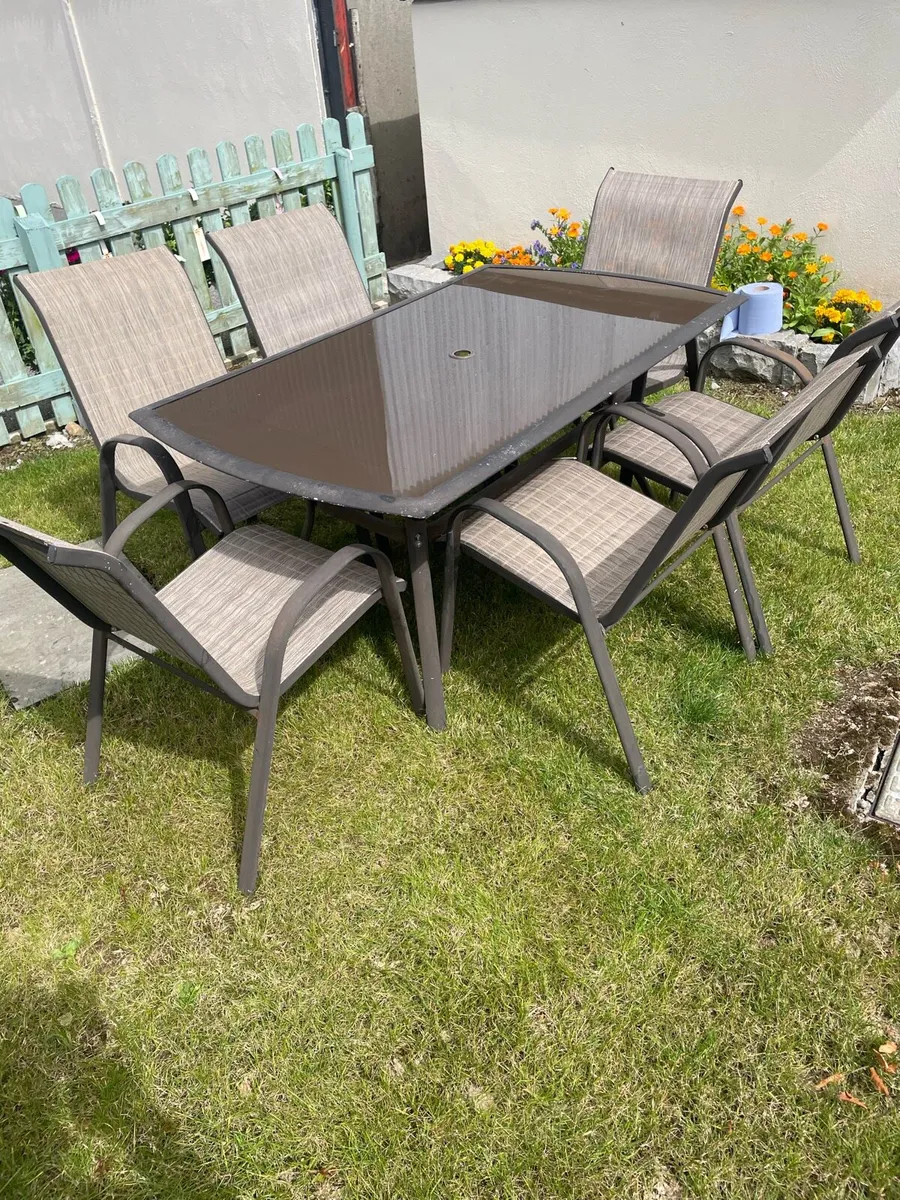 Outdoor table and chairs - Image 3