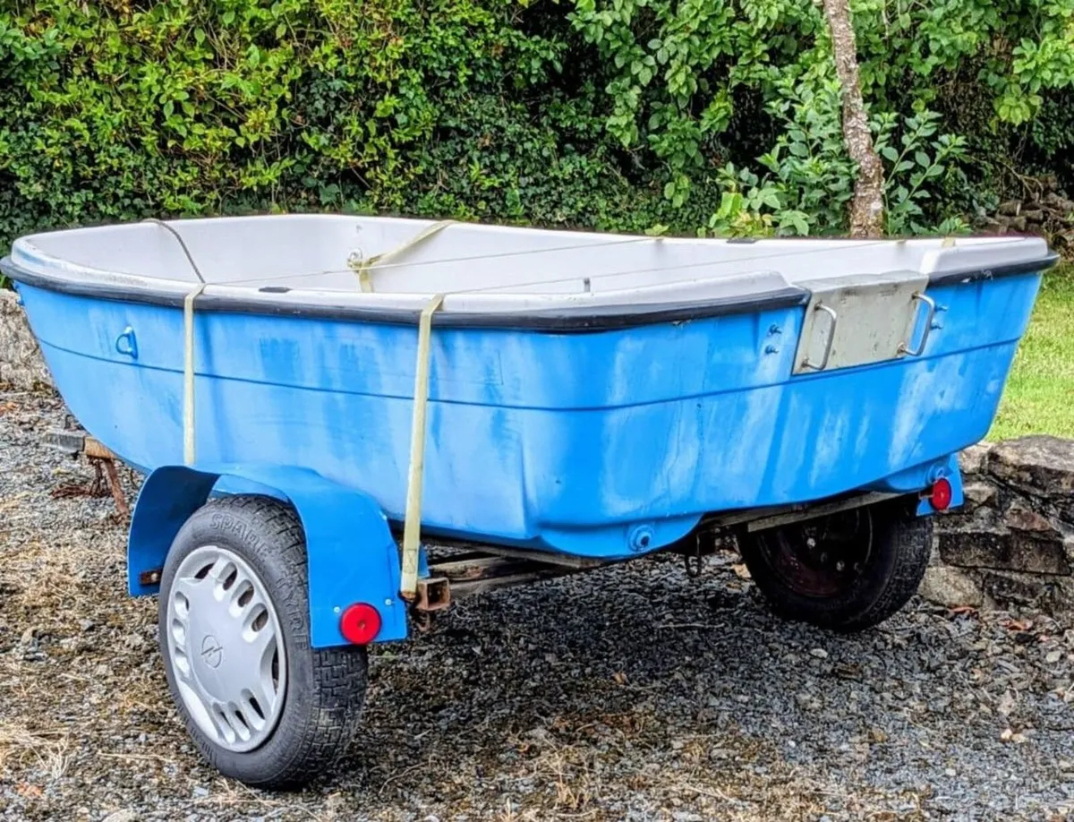 Boat on trailer with engine - Image 3