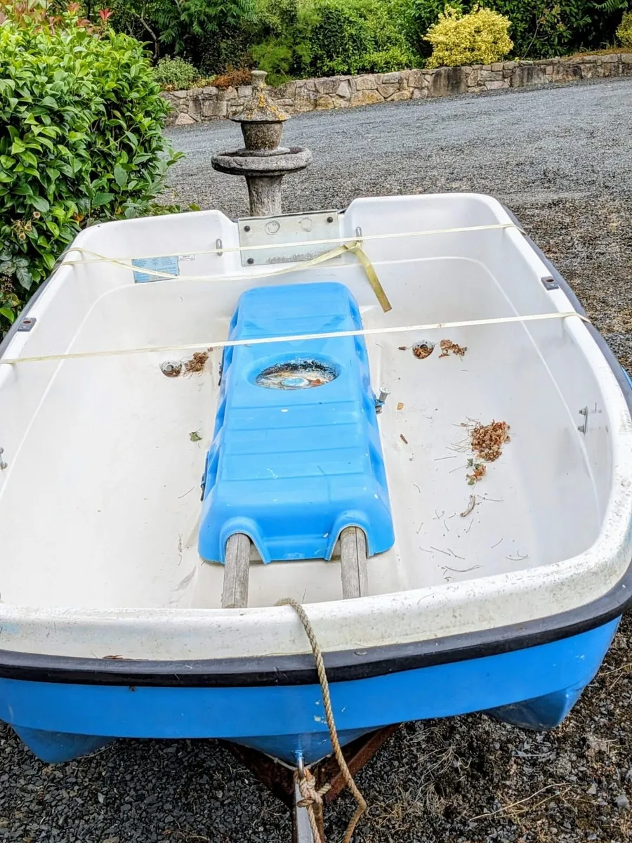 Boat on trailer with engine - Image 1
