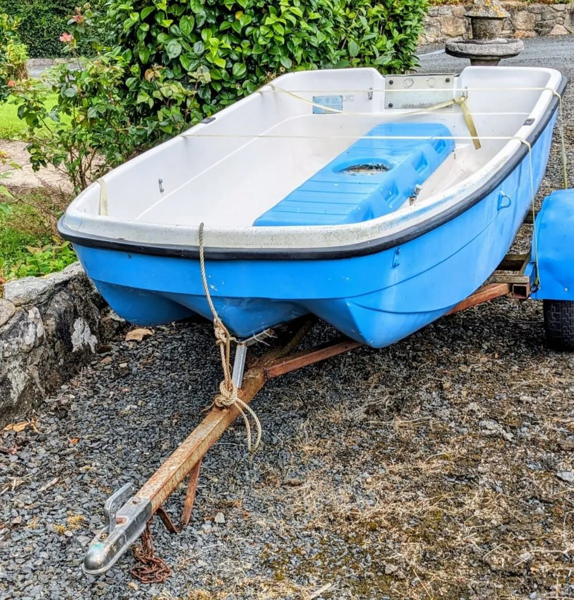 Boat on trailer with engine - Image 2