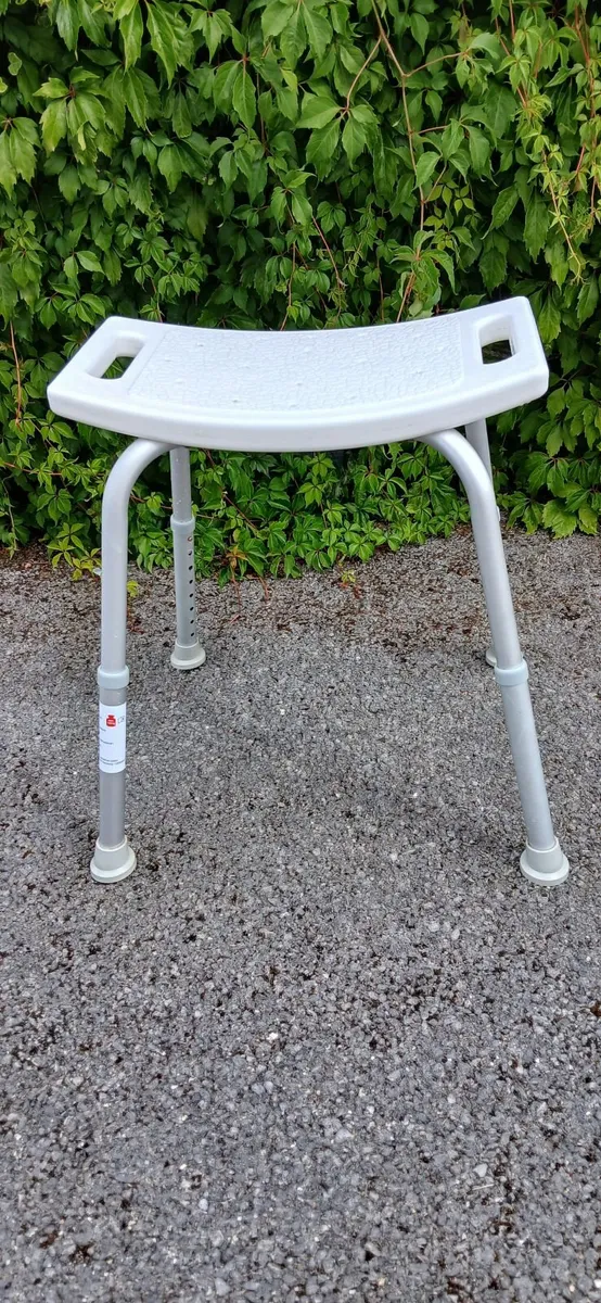 Shower seat. - Image 1