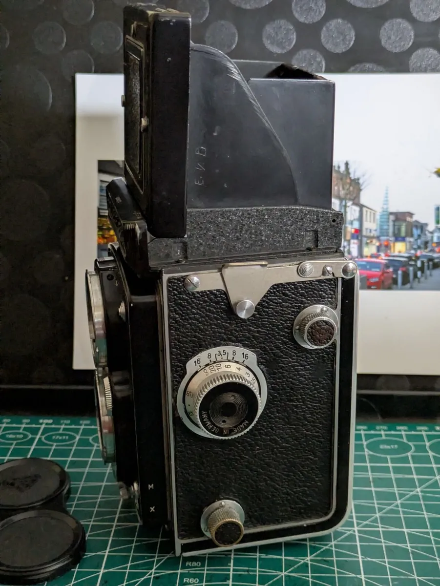 Rolleiflex 120 film TLR camera. - Image 2