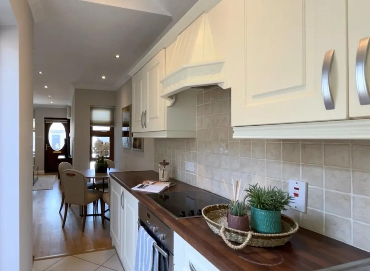 Traditional Shaker Kitchen - Image 2