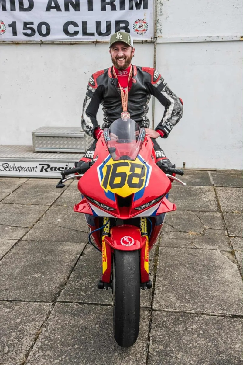 Racing motorcycles - Image 1