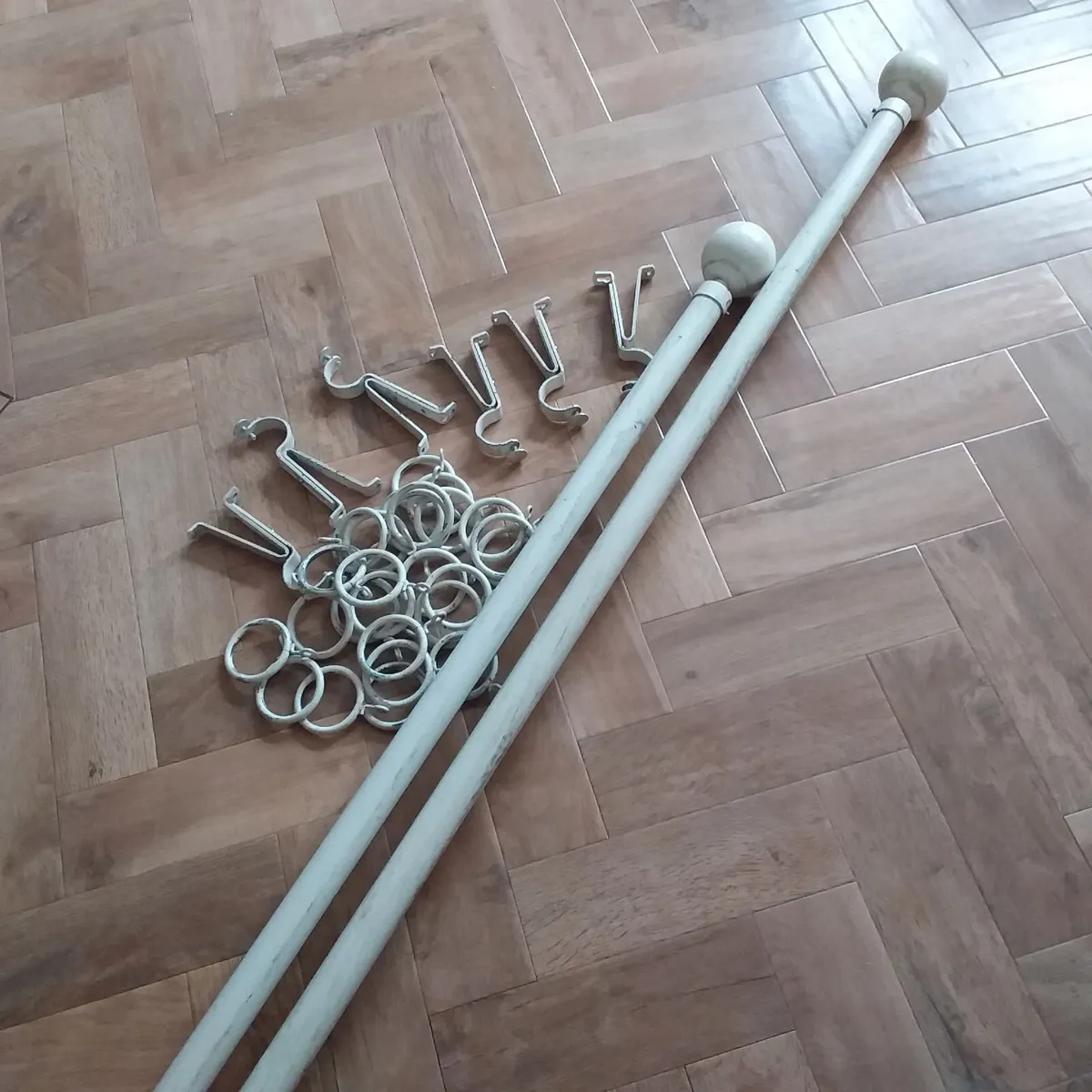 2 x Antique Cream Metal Curtain Poles - Image 2