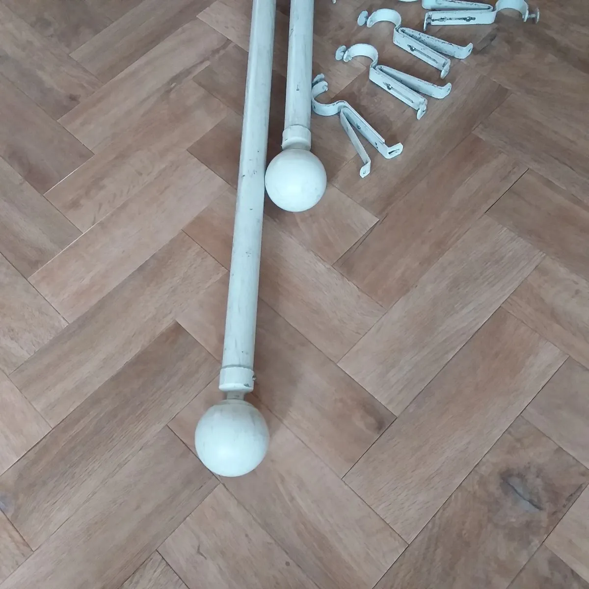 2 x Antique Cream Metal Curtain Poles - Image 3